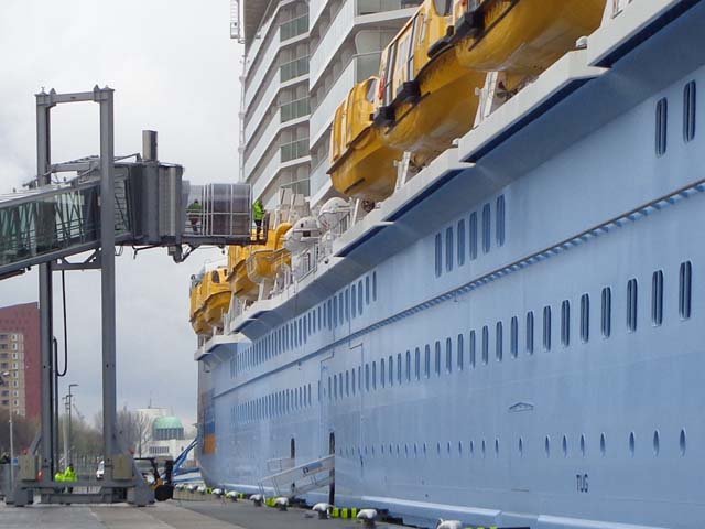 Cruiseschip ms Ovation of the Seas van Royal Caribbean International aan de Cruise Terminal Rotterdam